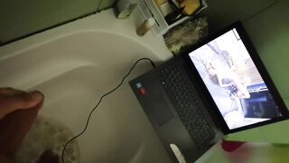 Musturbation in the tub. (Please put your headphones) .
