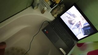Musturbation in the tub. (Please put your headphones) .