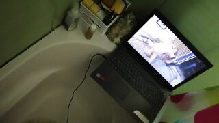 Musturbation in the tub. (Please put your headphones) .