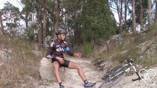 Ciclista Profesional No Aguanta Y Se Corre Sin Importarle Que Lo Miren