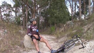 Ciclista Profesional No Aguanta Y Se Corre Sin Importarle Que Lo Miren