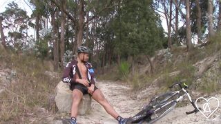 Ciclista Profesional No Aguanta Y Se Corre Sin Importarle Que Lo Miren