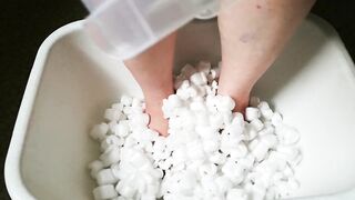 Enjoyment with packing peanuts