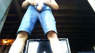 A refreshing urinate after a hawt afternoon in the garden