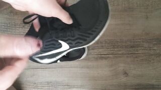 I cum in my girlfriends gym sneaker