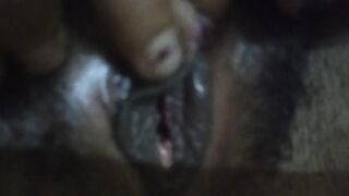 Chut may ungli dal kar fingering Kar Kay chut ka pani nikala
