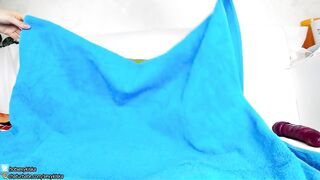 Hot hotty sit down on sex-toy and cumming with squirt