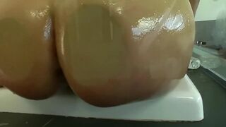 London Keyes likes masturbating in the bathtub