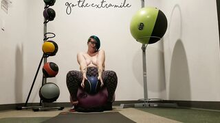 Seattle Ganja Dominatrix-bitch does public masturbation and a workout at the gym