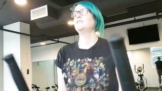 Seattle Ganja Dominatrix-bitch does public masturbation and a workout at the gym