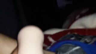 virgen masturbándose por primera vez con una twat