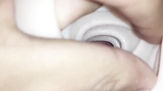 virgen masturbándose por primera vez con una twat