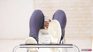 Hawt legs SHOEPLAY DANGLING in different shoes footfetish sneakers - Era
