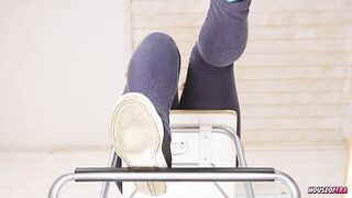 Hawt legs SHOEPLAY DANGLING in different shoes footfetish sneakers - Era