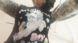 I pull my petticoat up and give me a priceless anal climax. have a fun!