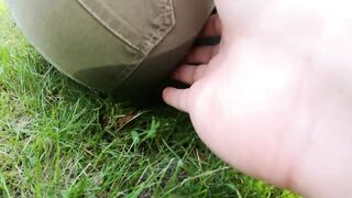 elle pisse tranquillement dans son short à côté d'une route passante