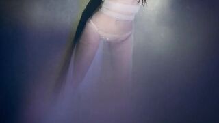 An aquarium date unlocks murky confessions, profound dreams, and exhibitionist tendencies.