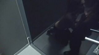 Daring! Oral job in the Stairwell!