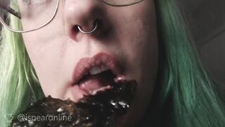 ASMR eating seaweed snacks