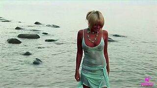 18yo Golden-haired Carmen H Masturbates Her Lovely Twat At the Beach!