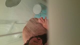 Alt beim Duschen