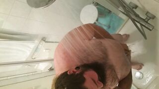 Alt beim Duschen
