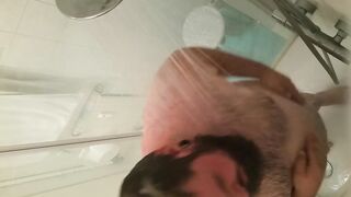 Alt beim Duschen