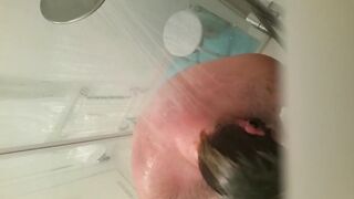 Alt beim Duschen
