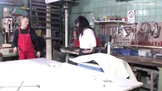 Azubi bumst Chefin in Werkstatt und wird erwischt