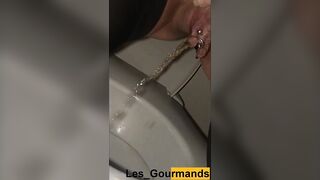 4K - mother I'd like to fuck with very large lips. Void urine in very close up, in the toilet.