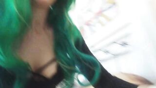 ha i piedi stanchi e sporchi