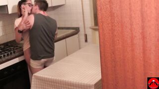 Scopata in cucina con il guardone cameraman