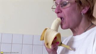 Old wench bangs her stinky hirsute twat with bottle