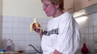 Old wench bangs her stinky hirsute twat with bottle