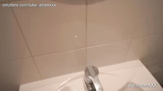 Branlette dans la salle de bain trailer