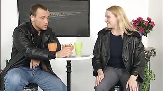 Blonder haariger Busch beim Dildoverkaeufer