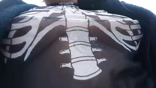 Mira como me rebotan las tetas en la calle