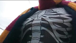 Mira como me rebotan las tetas en la calle