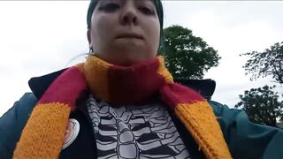 Mira como me rebotan las tetas en la calle