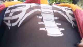 Mira como me rebotan las tetas en la calle