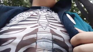 Mira como me rebotan las tetas en la calle