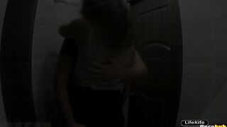 ЭСКОРТ В ТУАЛЕТЕ НОЧНОГО КЛУБА / ESCORT IN THE CRAPPER AT A PARTY