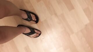 I love the way My feet sound in My flip flops!