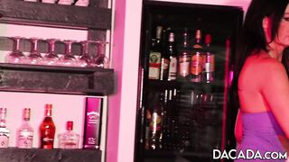 DaCada's has a hawt 3some at the bar