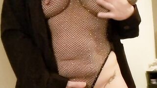 Hawt mother i'd like to fuck playing with here soaking juicy snatch & large nipps -solo female climax