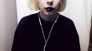 готическая девушка пускает слюни