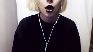 готическая девушка пускает слюни