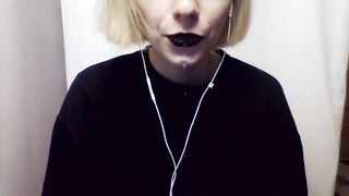 готическая девушка пускает слюни