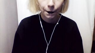 готическая девушка пускает слюни