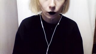 готическая девушка пускает слюни